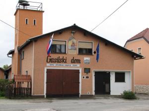 un edificio de ladrillo con una señal que lee préstamo de crisis en Atera, en Banovci