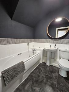 Ένα μπάνιο στο Stylish 2 Bed in Witney, Parking & Dog-Friendly!
