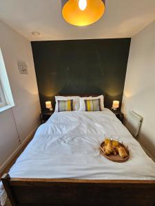 Ένα ή περισσότερα κρεβάτια σε δωμάτιο στο Stylish 2 Bed in Witney, Parking & Dog-Friendly!