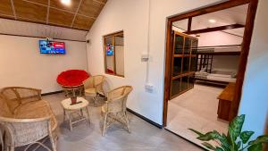 TV a/nebo společenská místnost v ubytování Arcadia villas Arugambay