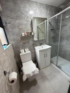 Ένα μπάνιο στο Comfortable Studio Apartment Free Parking