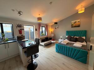 Χώρος καθιστικού στο Comfortable Studio Apartment Free Parking