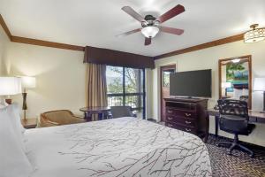 TV a/nebo společenská místnost v ubytování Best Western Plus Yosemite Gateway Inn