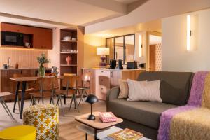 Ein Sitzbereich in der Unterkunft Yuna Montmartre - ApartHotel