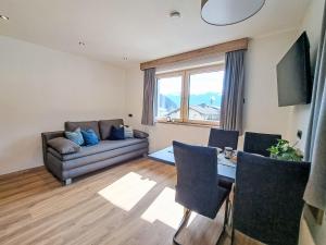 オーバーアウにあるApartment Kragenjoch by Interhomeのソファとテーブルのあるリビングルーム