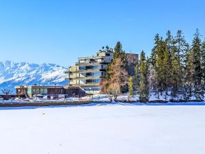un bâtiment au milieu d'un champ enneigé dans l'établissement Apartment Jeanne D'Arc LOFT Montagne by Interhome, à Crans-Montana