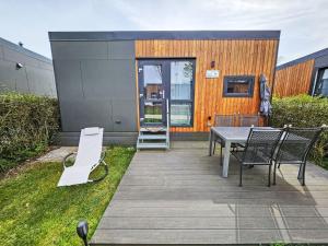 バイルングリースにあるHoliday Home Tiny Haus Benjamin by Interhomeのパティオ(テーブル、椅子付)