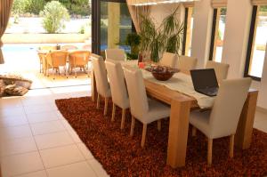 einen Esstisch und Stühle mit einem Laptop darauf in der Unterkunft Villa Casa Santana - Heated Pool in Lagos