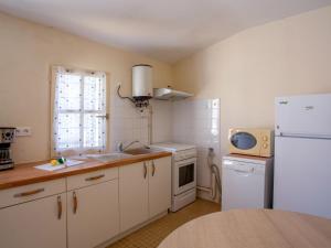 Dapur atau dapur kecil di Holiday Home Les Gobions by Interhome