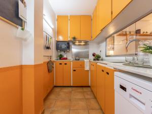 Η κουζίνα ή μικρή κουζίνα στο Holiday Home Mila by Interhome