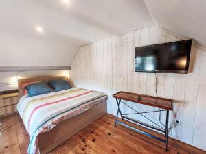 TV a/nebo společenská místnost v ubytování Holiday Home Charme de Banastère by Interhome + 15 fotografií