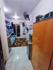 a room with a room with a desk and a closet at استوديو مفروش ومكيف في راس سدر -بحر رملي وحمام سباحة- للعائلات الصغيرة فقط in Ras Sedr
