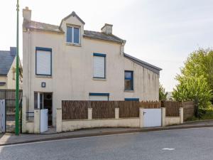 a white house with a fence in front of it at Holiday Home La main d'argent by Interhome in Saint-Méloir-des-Ondes