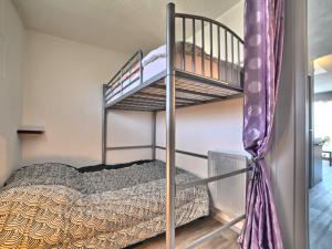Ένα ή περισσότερα κρεβάτια σε δωμάτιο στο Apartment La Palmeraie by Interhome