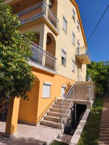 een gebouw met een trap aan de zijkant bij Apartma San Marino in Novi Vinodolski