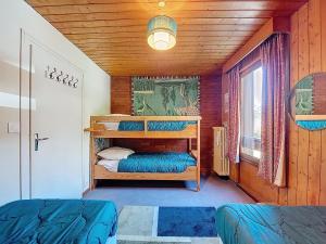 una habitación con dos literas y una ventana en Apartment Résidence Les Tines by Interhome, en Chamonix-Mont-Blanc