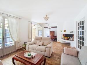 Ruang duduk di Holiday Home La Coustelline by Interhome