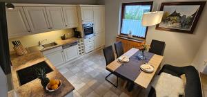 Kuchyň nebo kuchyňský kout v ubytování Landhaus Steinwender Wohnung Biedermeier