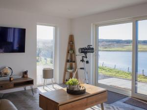 ein Wohnzimmer mit Blick aufs Wasser in der Unterkunft Holiday Home Daisy Cottage by Interhome in Eyre