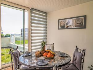 オーディエルヌにあるApartment Entre port et plages by Interhomeのダイニングルーム(果物入りテーブル付)