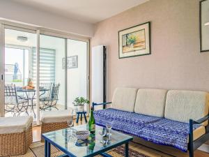 オーディエルヌにあるApartment Entre port et plages by Interhomeのソファとテーブルのあるリビングルーム