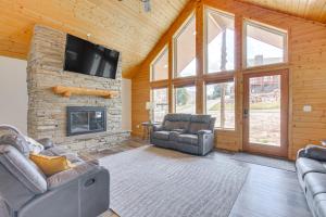 ein Wohnzimmer mit Kamin und Fernseher in der Unterkunft 14 Mi to Beaver Mountain Ski Area Group Getaway! in Garden City