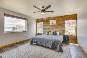 ein Schlafzimmer mit einem Bett und einem Deckenventilator in der Unterkunft 14 Mi to Beaver Mountain Ski Area Group Getaway! in Garden City