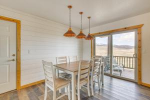 ein Esszimmer mit einem Tisch und Stühlen sowie einem Balkon in der Unterkunft 14 Mi to Beaver Mountain Ski Area Group Getaway! in Garden City