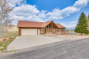 ein Haus mit Garage neben einer Straße in der Unterkunft 14 Mi to Beaver Mountain Ski Area Group Getaway! in Garden City