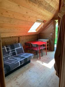 una habitación con una cama, una mesa y sillas en Trappeur du Camping la Saline d'Arc et Senans, en Arc-et-Senans