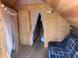 una habitación en una casa de madera con una tienda de campaña en Trappeur du Camping la Saline d'Arc et Senans, en Arc-et-Senans 13 fotos más
