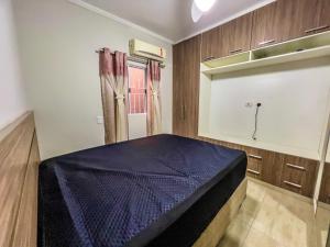 グアルジャにあるR17 · Churrasqueira Privativa, pet friendlyの窓のある部屋にベッドがある寝室