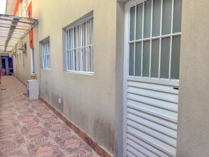 グアルジャにあるR17 · Churrasqueira Privativa, pet friendlyの建物脇のガレージドア