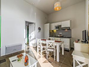 Η κουζίνα ή μικρή κουζίνα στο Apartment Le Château de Kergonano-25 by Interhome