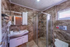 Koupelna v ubytování Larex Otel
