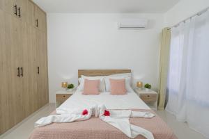 Una cama o camas en una habitación de Modern 1BR Retreat Central Bayahibe 40 fotos más