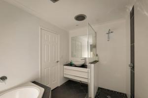 Ένα μπάνιο στο Relax to the Max - Pet Friendly Beach Retreat +22 φωτογραφίες
