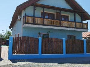 苏利纳REMINA的一栋门前有木栅栏的房子