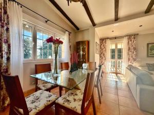 a dining room with a glass table and chairs at Villa Josefi en Isla 5816 in Isla