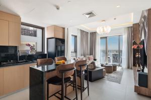 Η κουζίνα ή μικρή κουζίνα στο Tranquil Luxury Modern Living at Pearl Horizon by DuStay