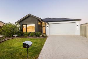 Una casa con un velocímetro en el patio delantero. en Pet-friendly. Bright and Spacious Dunsborough Home, en Dunsborough