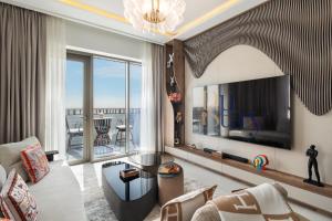 Μια τηλεόραση ή/και κέντρο ψυχαγωγίας στο Tranquil Luxury Modern Living at Pearl Horizon by DuStay