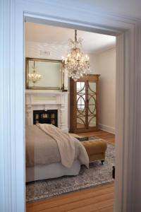 Ένα ή περισσότερα κρεβάτια σε δωμάτιο στο King beds with fireplace and spa bath with Parking and Central location