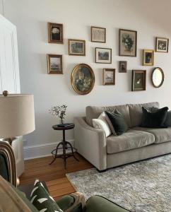 Χώρος καθιστικού στο King beds with fireplace and spa bath with Parking and Central location