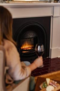 Ποτά στο King beds with fireplace and spa bath with Parking and Central location