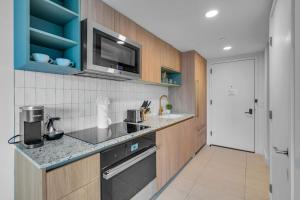 マイアミにあるSunlit 1BR Condo In Downtown Miamiのシンクとカウンタートップのあるキッチン