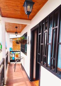 サレントにあるSan Pedro Salento Apartahotelの黒い窓と木製の天井のあるポーチ