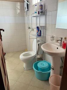 Un baño de Sedrick's Apartment