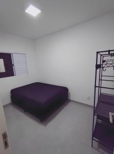 Cette chambre comprend un lit et une échelle. dans l'établissement Casa de Condomínio 350 mts da Praia, à Praia Grande