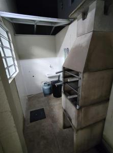 une cuisine avec un four à pizza dans une pièce dans l'établissement Casa de Condomínio 350 mts da Praia, à Praia Grande 8 autres photos